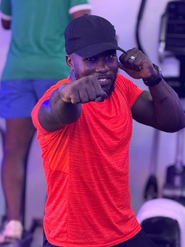 Coach Ameth en garde de boxe dans la salle Home Fitness