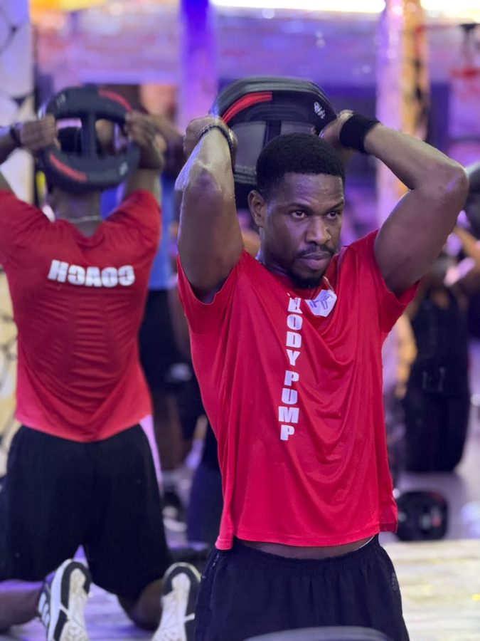 Coach Assane pendant un cours de Body Pump chez Home Fitness