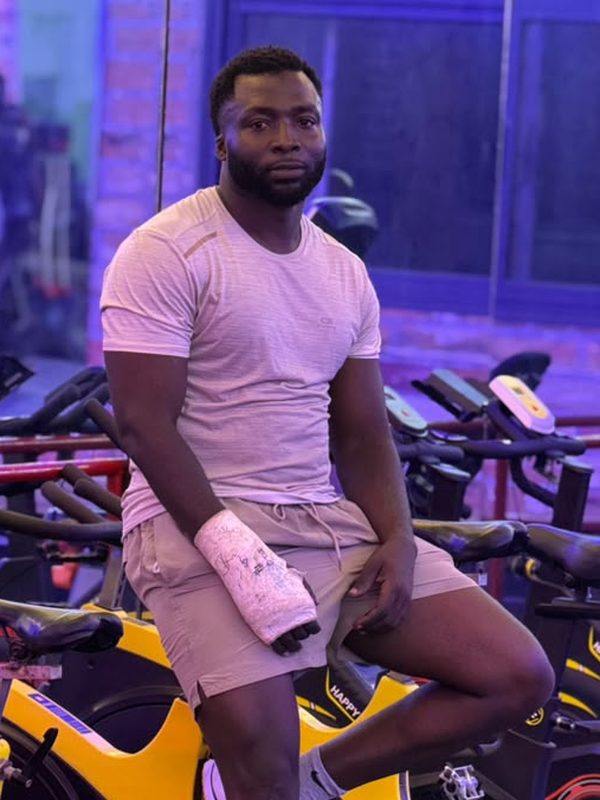 Coach Becaille assis sur un vélo de spinning chez Home Fitness